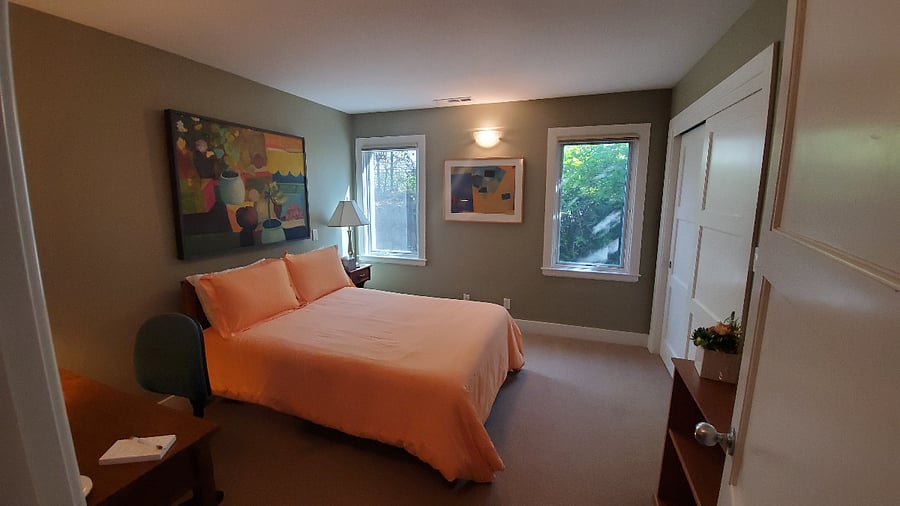 2nd bedroom - includes desk, Wi-fi, closet, central heating and AC