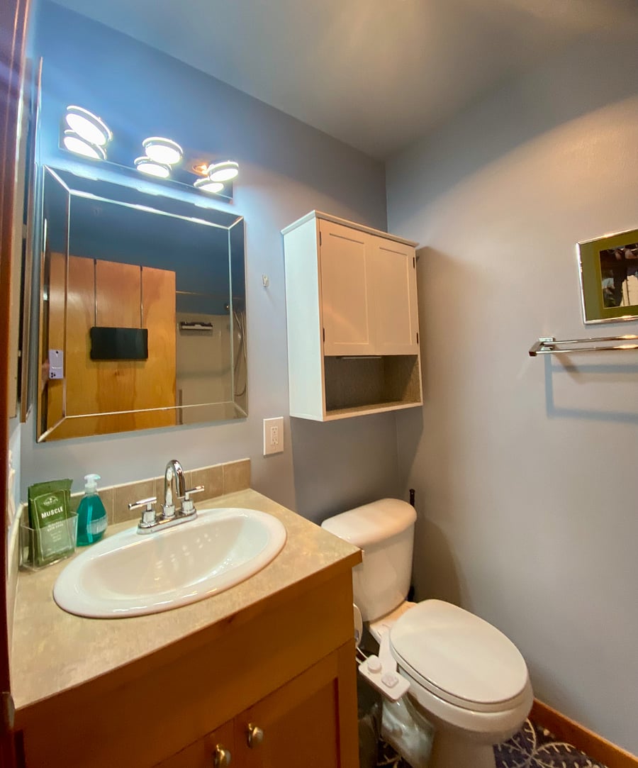 Guest en Suite with extra storage.