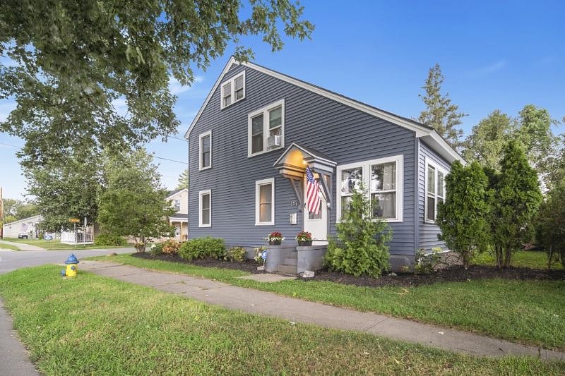 Quiet Residential Neighborhood | Westside Saratoga | Walk to Downtown | Beekman Art District | Walk to Hospital 