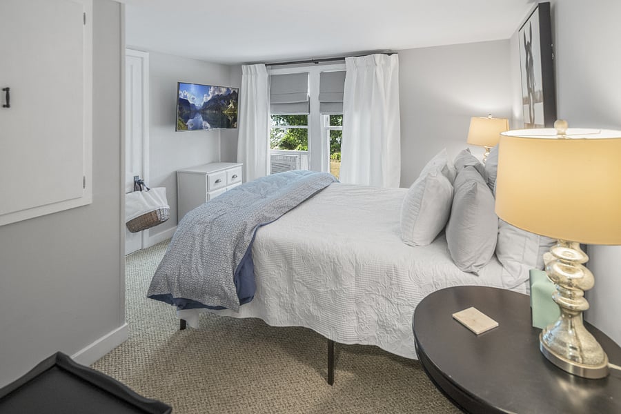 Queen Bedroom | 40 Smart TV |
Walk-in Closet | Dresser | Blackout Roman shades | Blackout Drapes | Luxury Bed Linens
