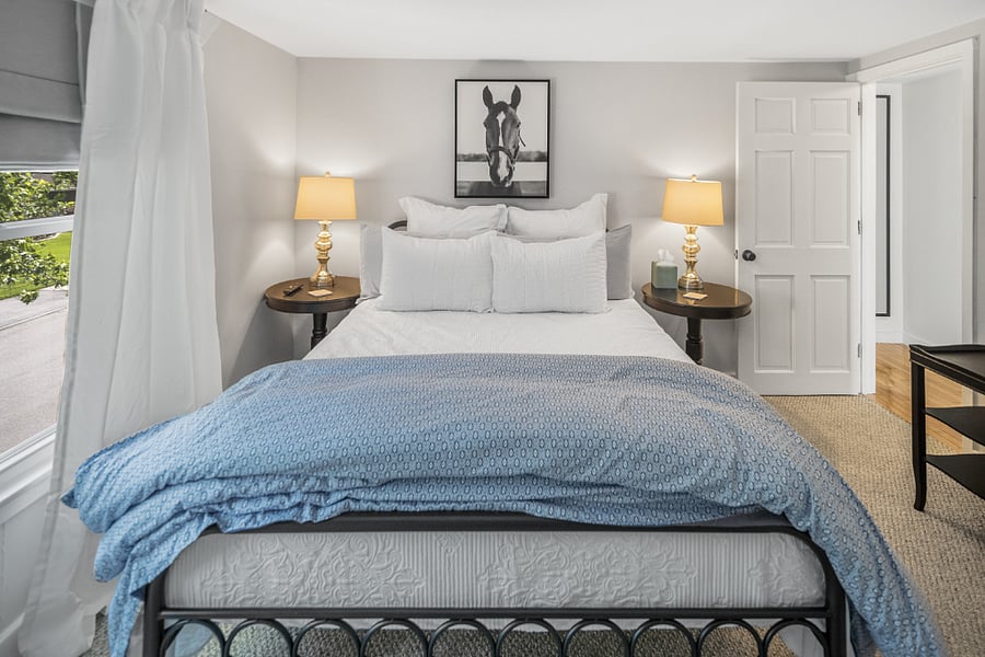 Queen Bedroom | 40 Smart TV |
Walk-in Closet Dresser | Blackout Roman shades | Blackout Drapes | Luxury Bed Linens