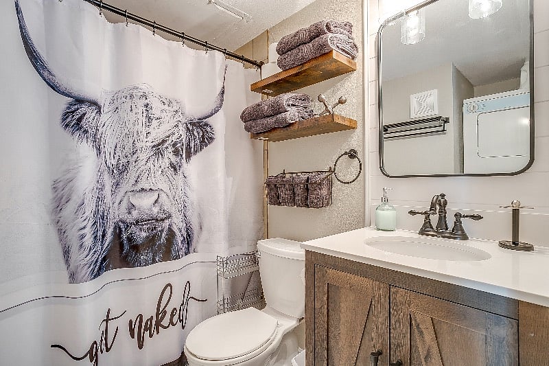 Plenty of quality towels are provided for guests.