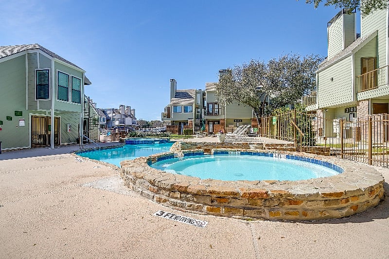 Unique, well maintained pool and hot tub, open all year!