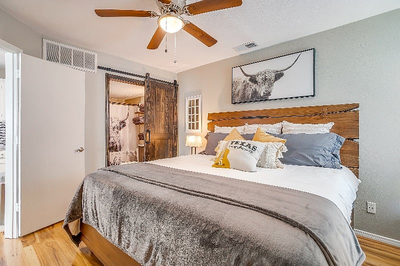 Fun touches of Fort Worth throughout the condo. Very comfortable beds and quality linens!