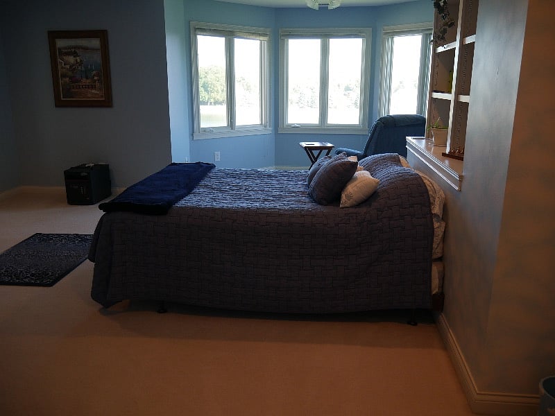 Cloud Rm bay windows overlooking lake