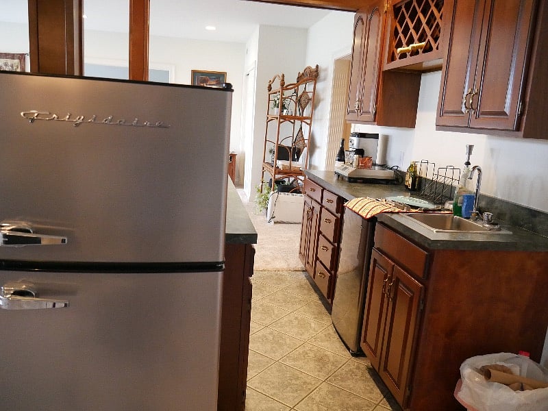 Kitchenette w/ refrig-freezer