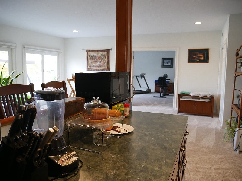 Kitchenette / microwave, bar stools