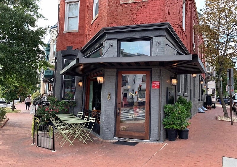 Just a short walk away, you'll discover a vibrant mix of fantastic dining options, lively bars, concert halls, Michelin-starred restaurants, and a variety of shopping spots to explore!