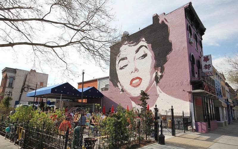 Just a short walk away, you'll discover a vibrant mix of fantastic dining options, lively bars, concert halls, Michelin-starred restaurants, and a variety of shopping spots to explore!