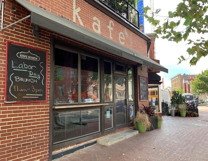 Just a short walk away, you'll discover a vibrant mix of fantastic dining options, lively bars, concert halls, Michelin-starred restaurants, and a variety of shopping spots to explore!