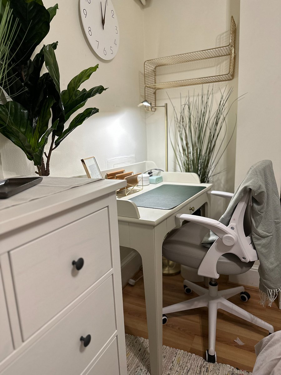 Stay productive with a fully equipped workstation, designed to help you focus and get your work done with ease and comfort.