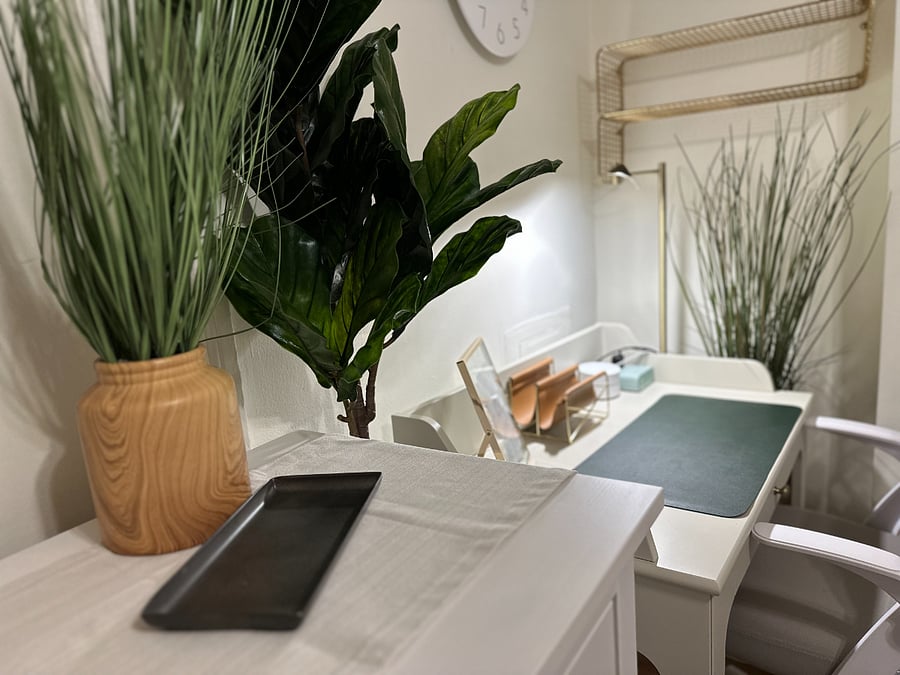 Stay productive with a fully equipped workstation, designed to help you focus and get your work done with ease and comfort.