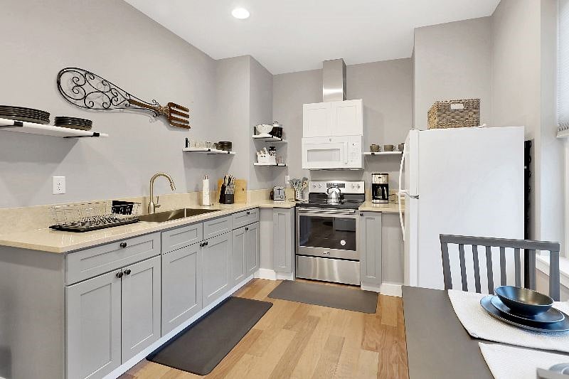 Equipped with padded floor matts in front of the sink and range to make cooking and cleaning extra comfortable.