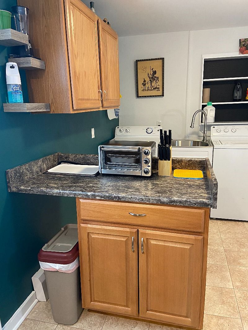 Cutting board, multi use oven and silicone trivet/potholder. Toaster, oven or air fryer all in one. So breakfast, baking or healthy dinners become easy
