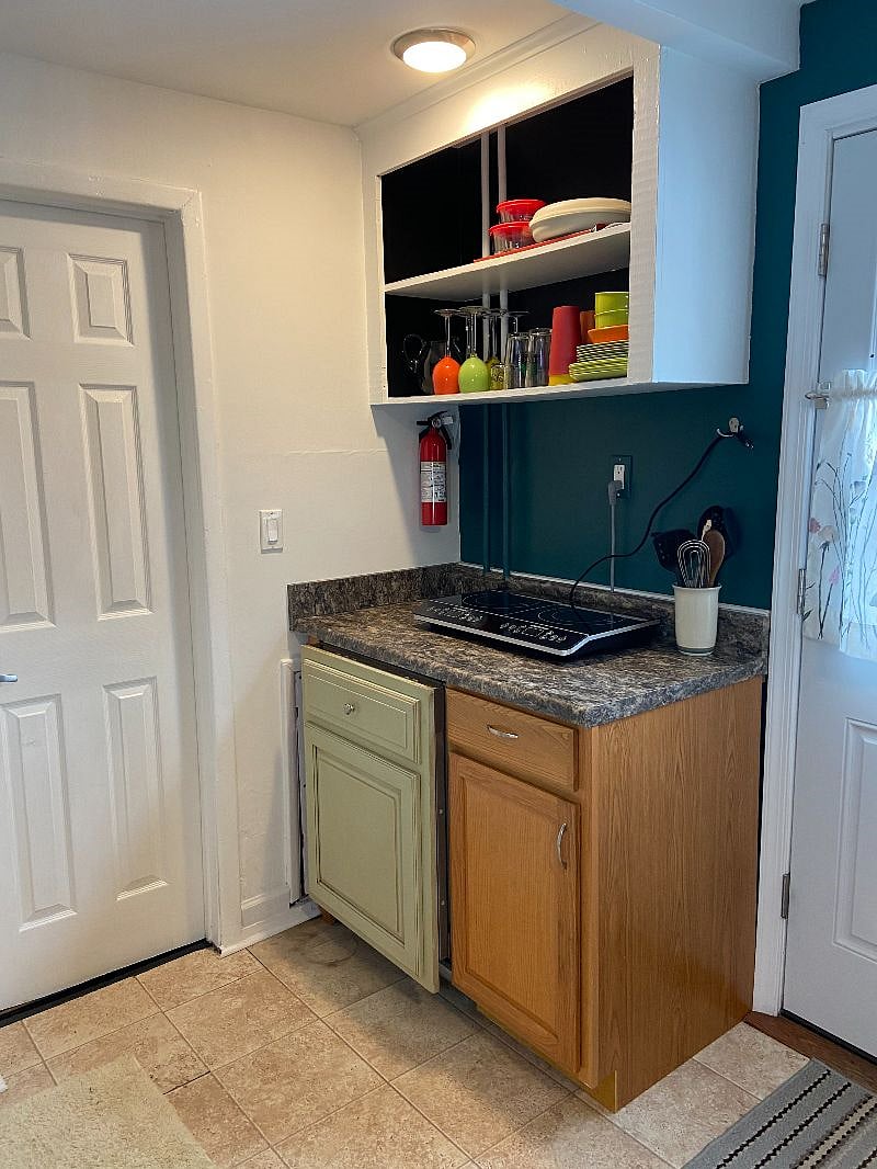 Meile dishwasher behind the green front is located close to your dishware to make life easier.