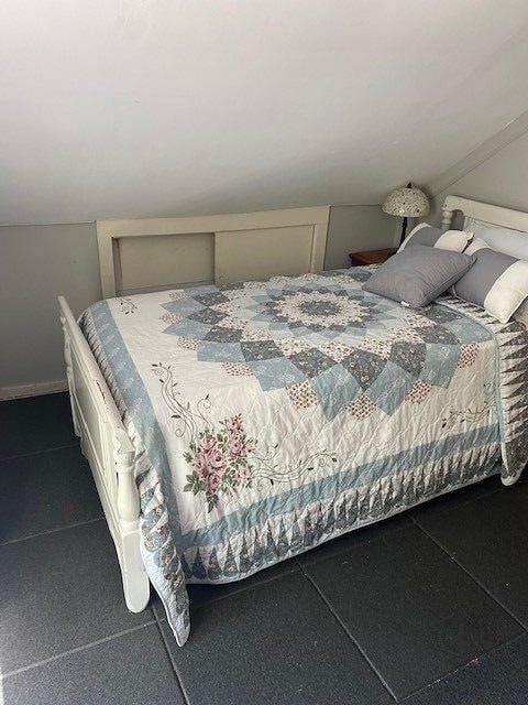 Attention: This additional room is not included in base rent. It is available for additional rental.
Bed and nightstand.