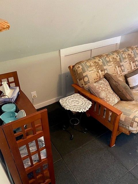 Attention: This additional room is not included in base rent. It is available for additional rental.
Queen size futon and accessories.