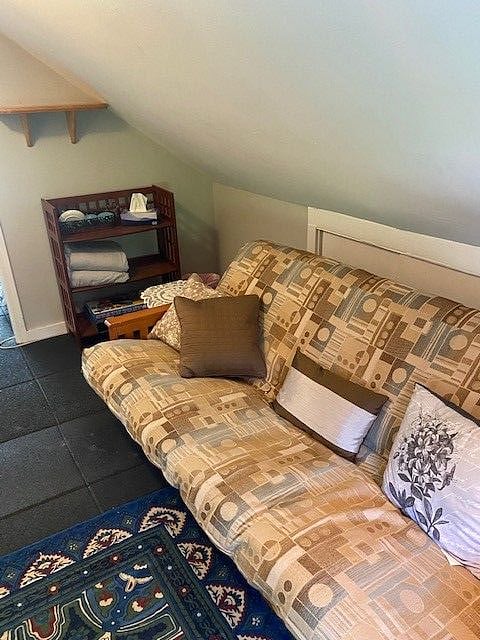 Attention: This additional room is not included in base rent. It is available for additional rental.