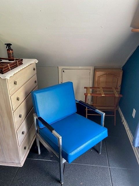 Attention: This additional room is not included in base rent. It is available for additional rental.
Sit and enjoy the view