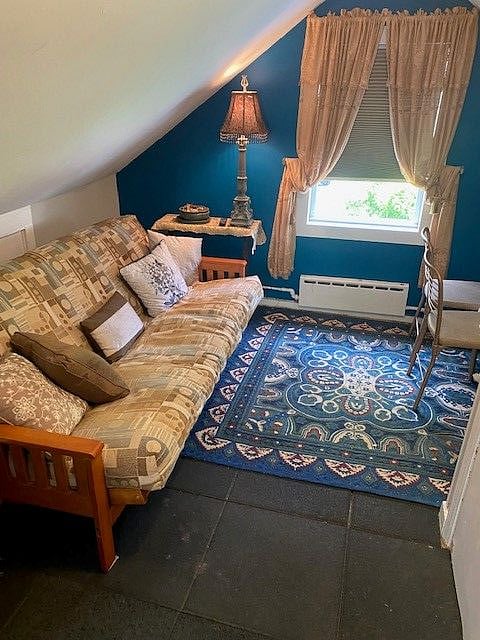 Attention: This additional room is not included in base rent. It is available for additional rental.
Upper living room area/sleeping area. Queen size futon.