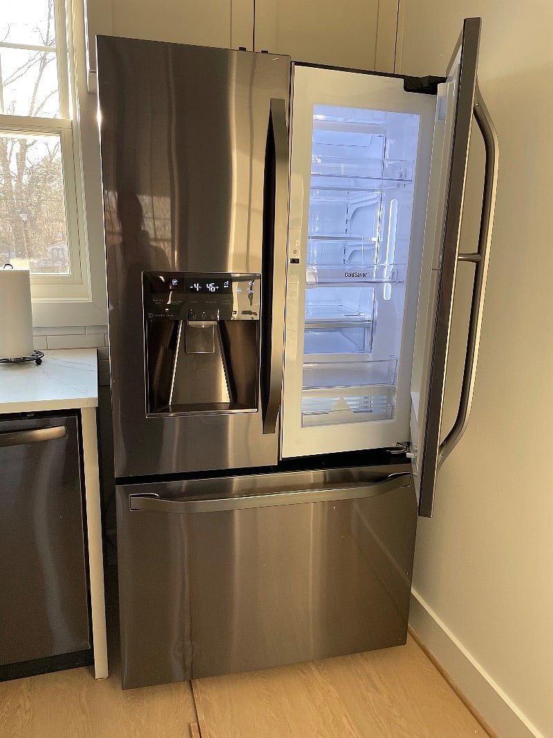 Full sized fridge with water dispenser and ice 