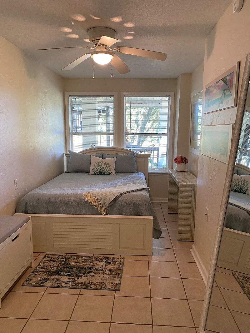 Main bedroom with queen bed