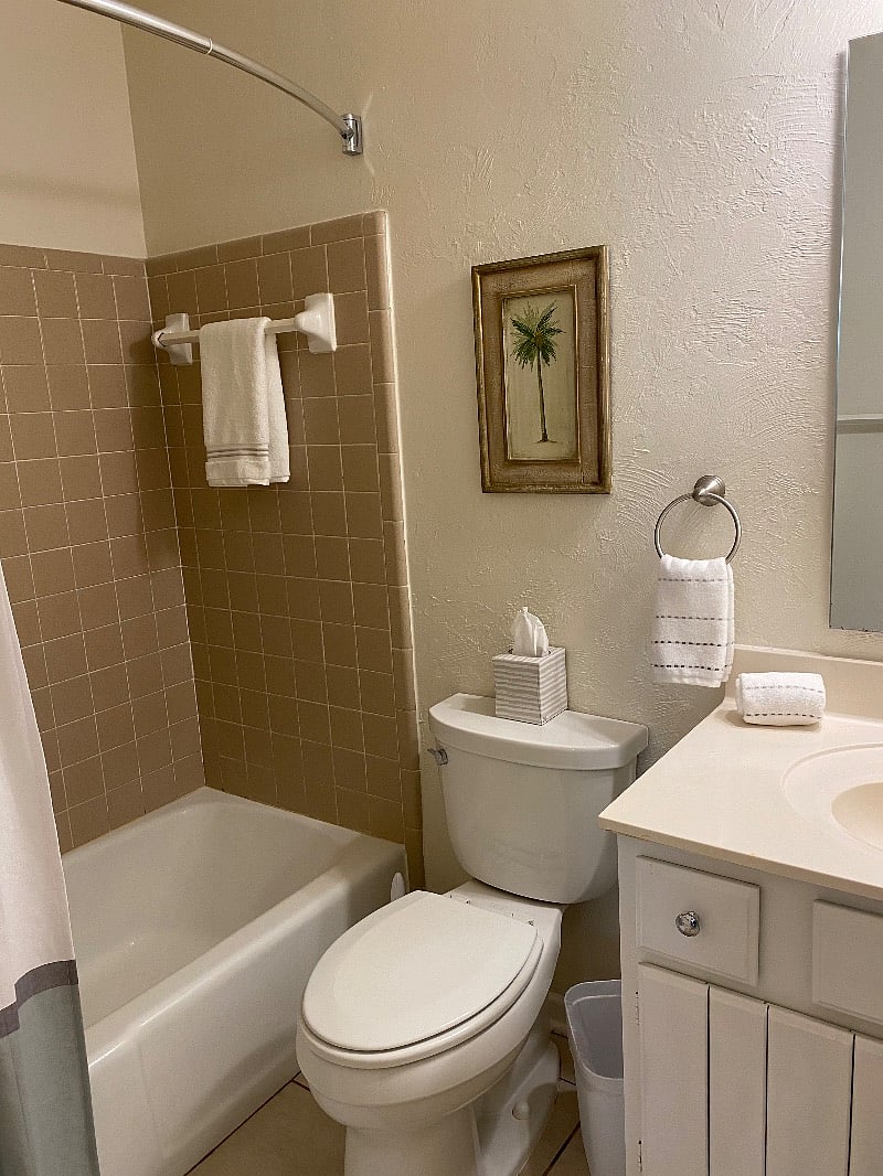 Bathroom with tub/shower