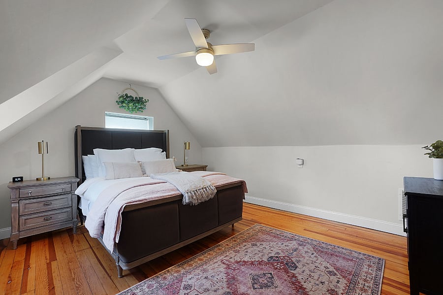 Upstairs Bedroom 3- Queen Bed