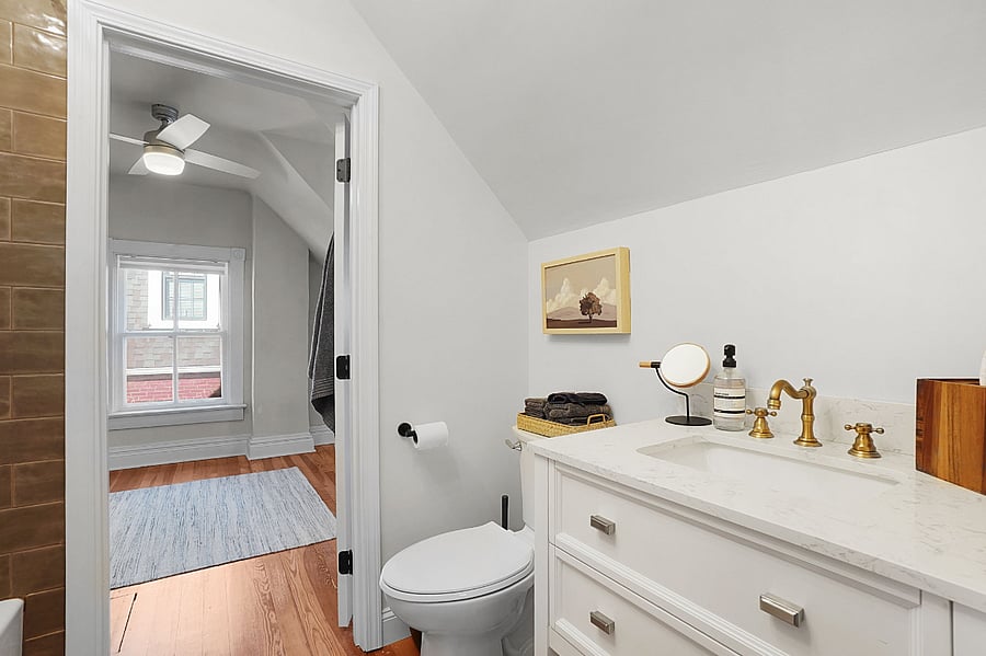 Upstairs Full Bathroom