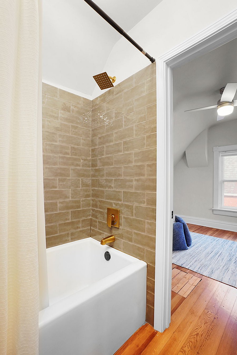 Upstairs Full Bathroom