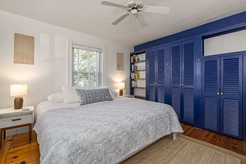 King sized bed/bedroom