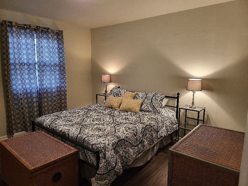 Primary bedroom with queen bed.