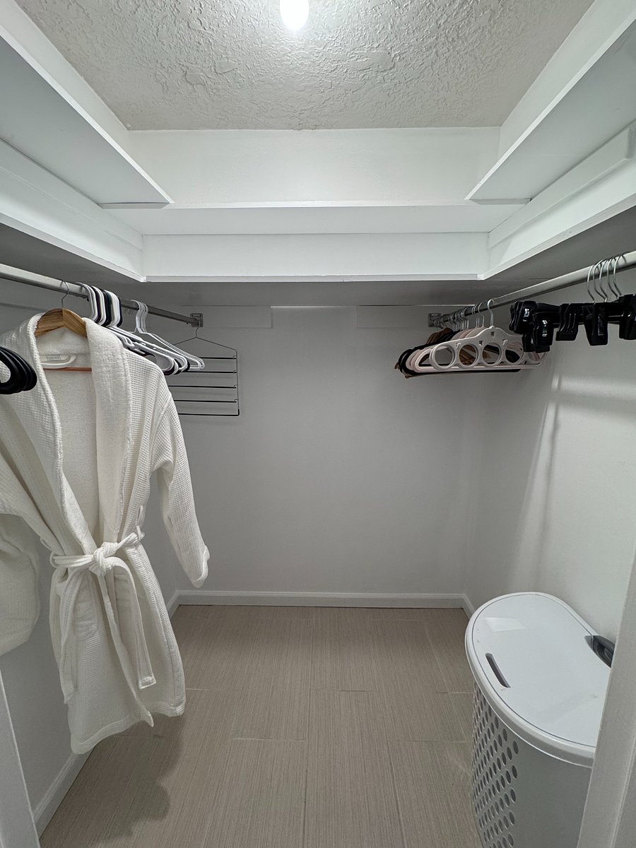 Primary bdrm walk-in closet