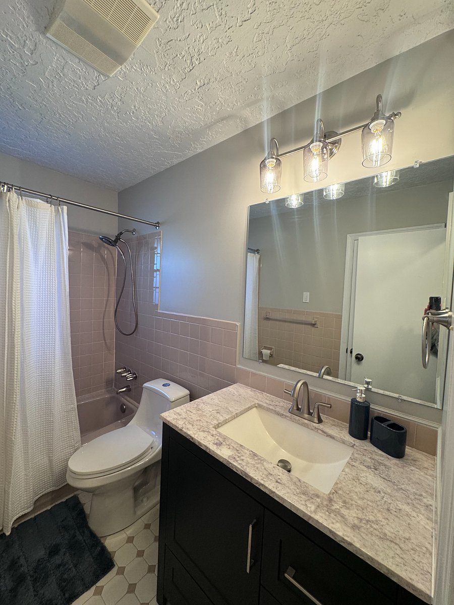 Guest/Main bathroom