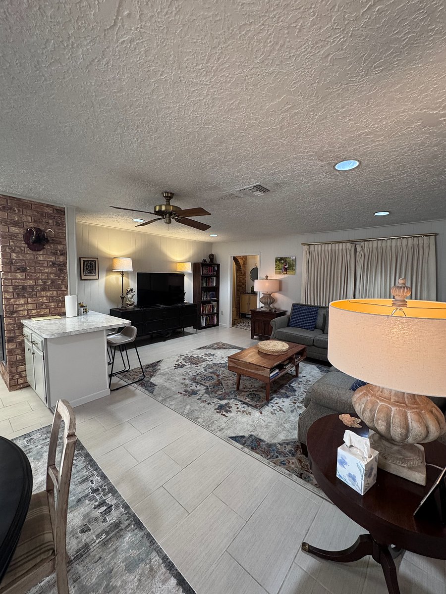 Livingroom with Eat-in kitchen