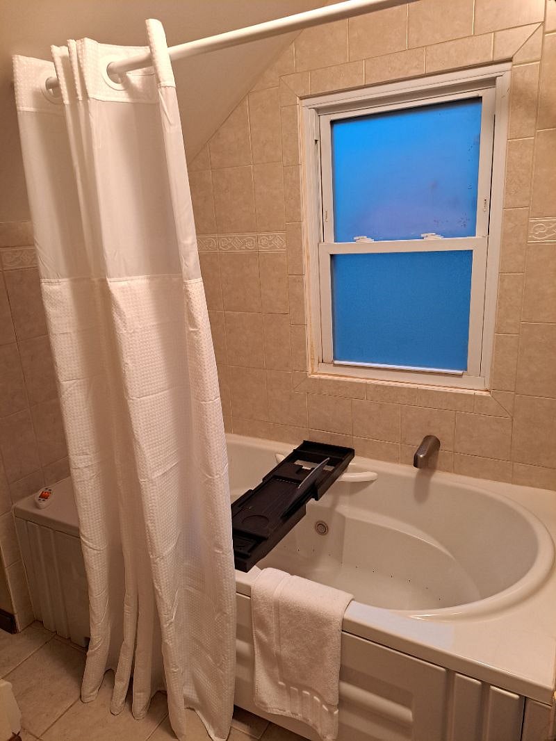 Main Bath with Jetted Tub