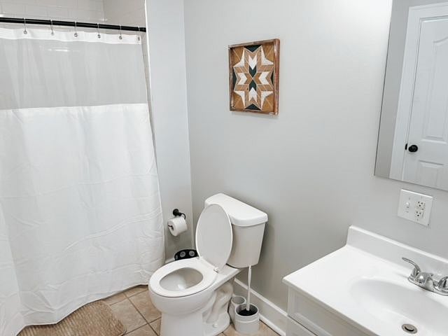 2nd floor full bathroom w/large bathroom