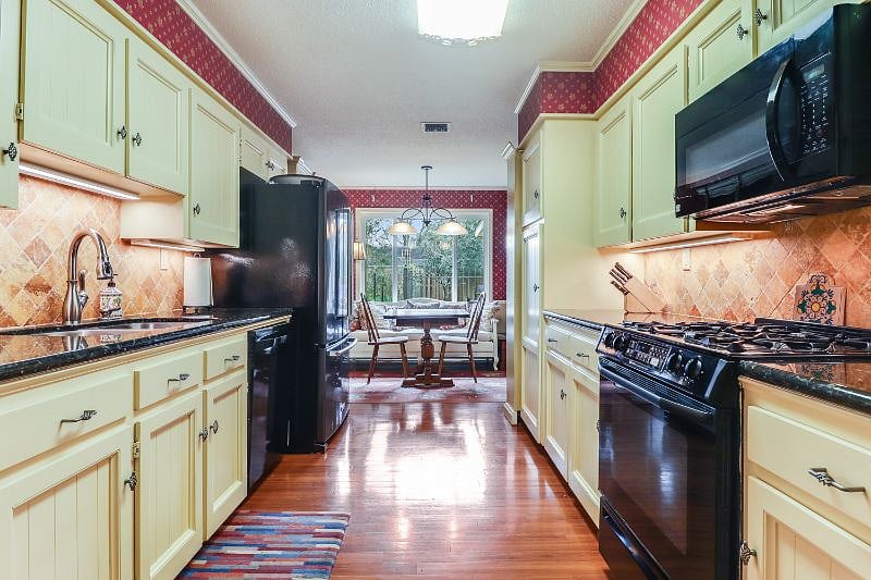 Kitchen looking toward breakfast room