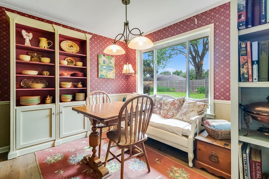 Cozy breakfast room