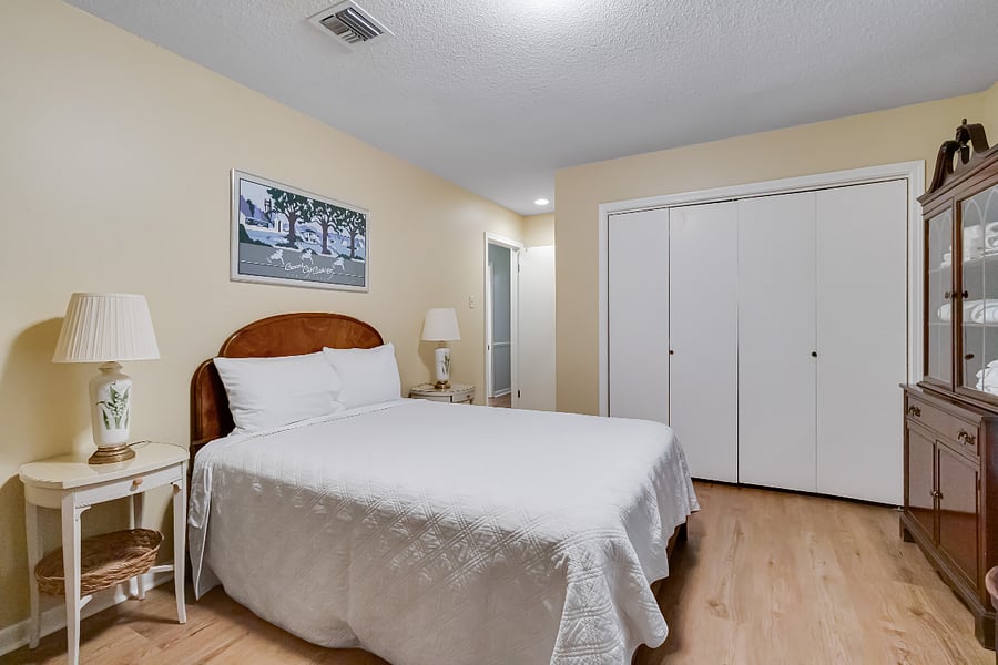 Queen bed, spacious closet