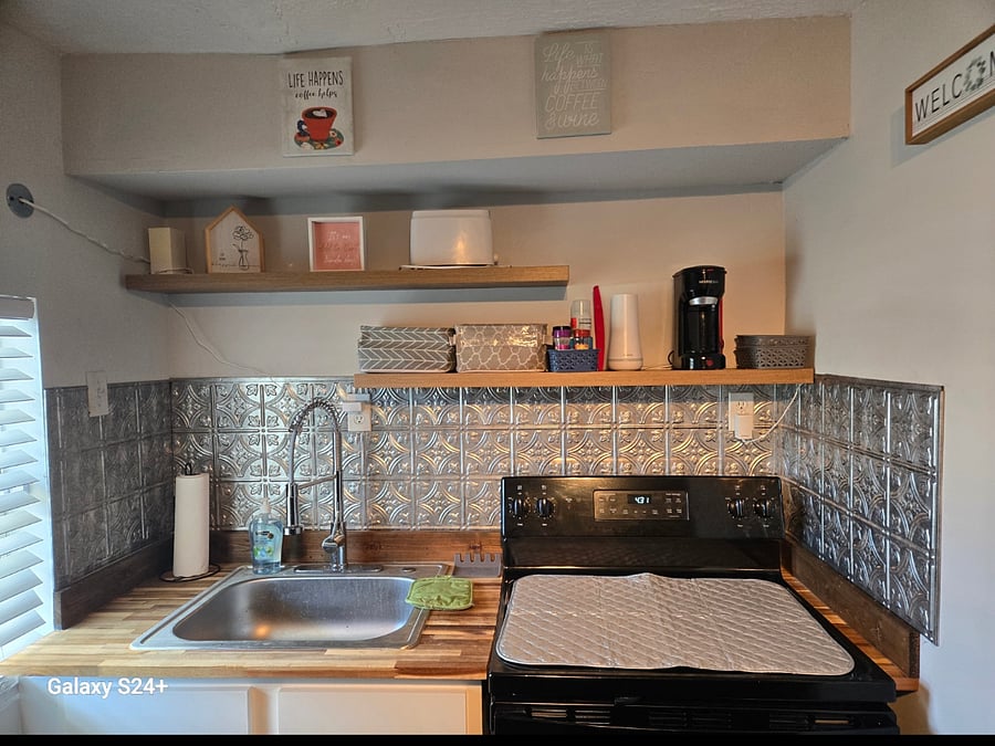 Recently installed backsplash.  Full size appliances & fully stocked kitchen
  