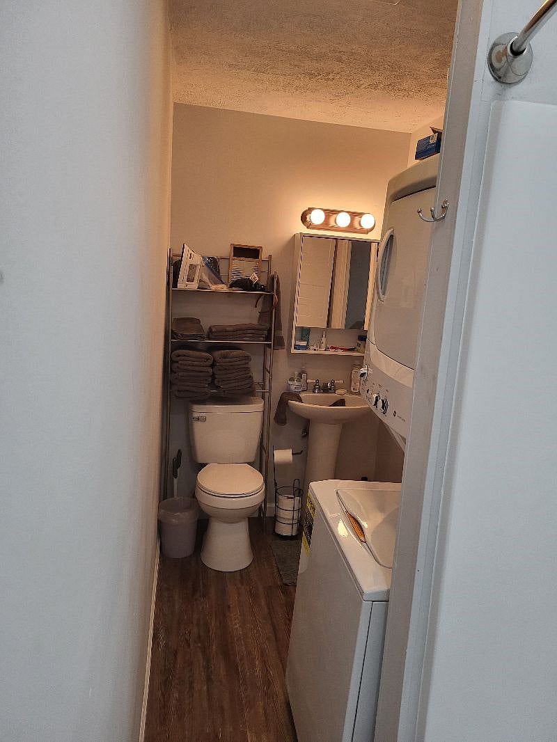 Bathroom - single vanity, toilet and tub/shower. W/D in bathroom.
both bedrooms can access bath from bedroom. Stocked with all linens.