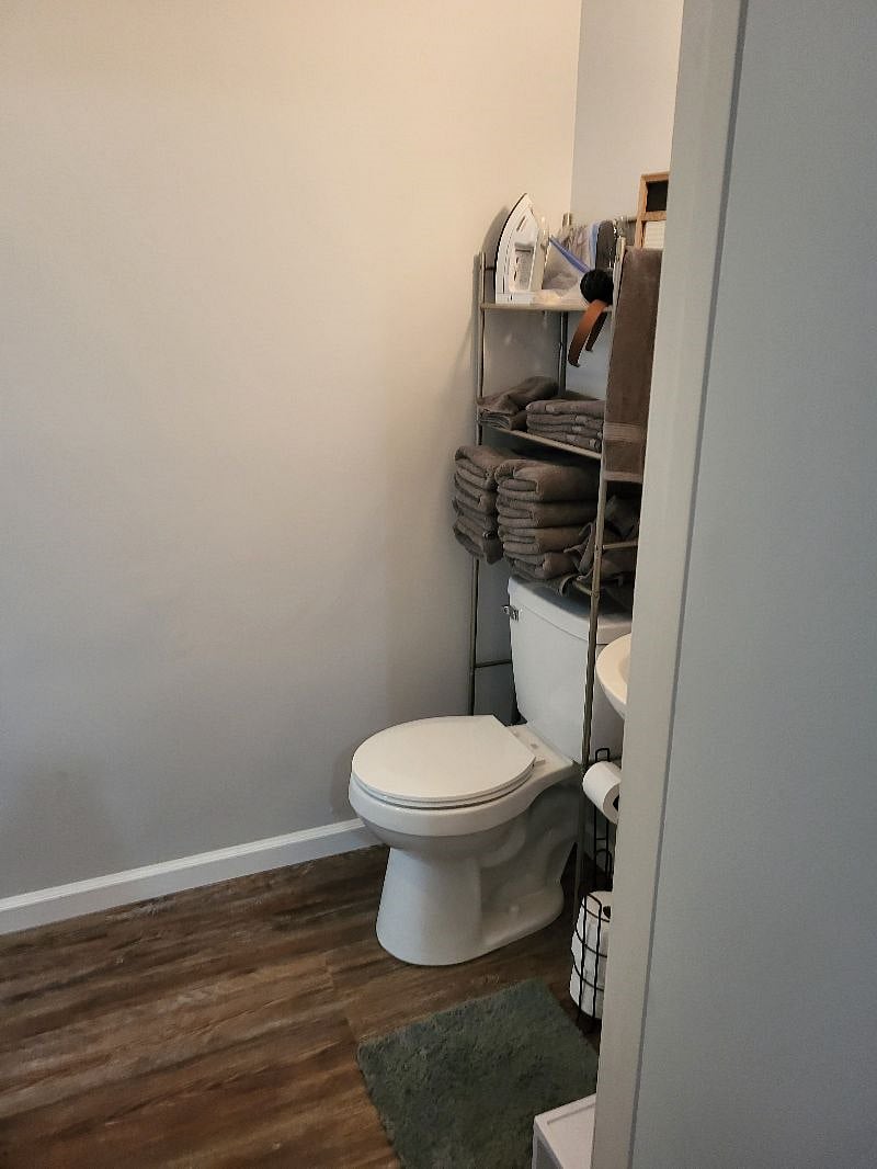 Bathroom - single vanity, toilet and tub/shower. W/D in bathroom.
both bedrooms can access bath from bedroom. Stocked with all linens.