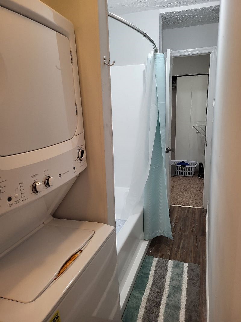 Bathroom - single vanity, toilet and tub/shower. W/D in bathroom.
both bedrooms can access bath from bedroom. Stocked with all linens.