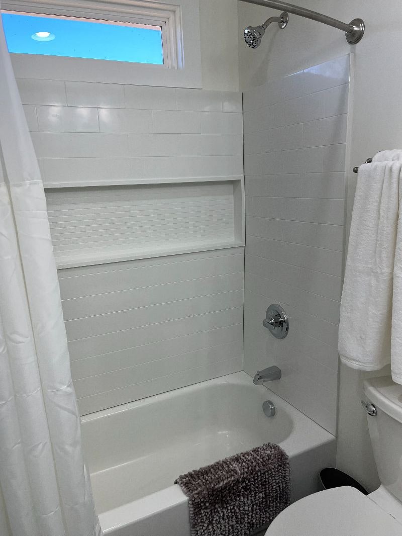 En suite bath in main bedroom