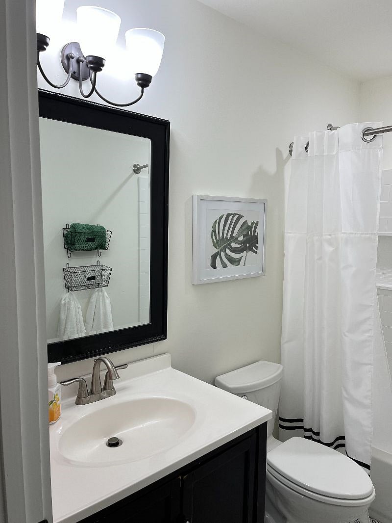 Hall bath for guests-adjacent to second bedroom
