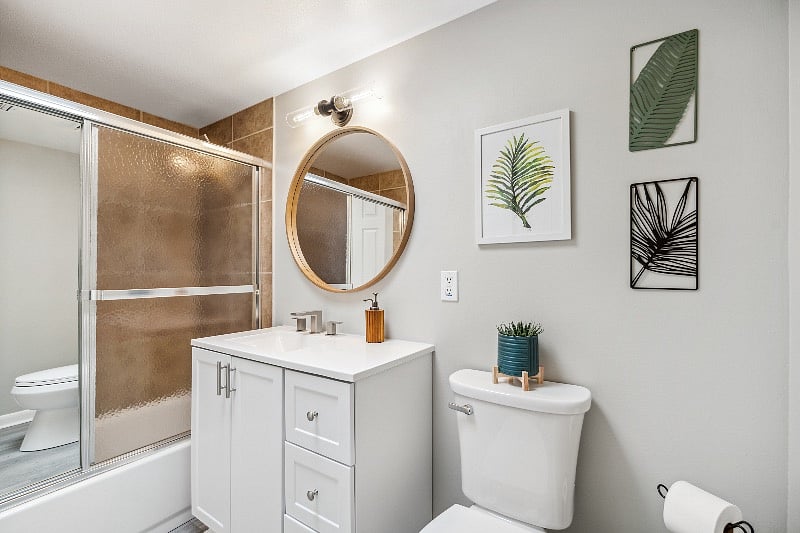 2nd Full bathroom.