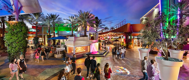 Tempe Marketplace, just one mile from our doorstep, beckons with a delightful array of shopping, dining, and entertainment options. Whether you prefer a leisurely walk, bike ride, or a brief 5-minute car journey, you'll find over 30 restaurants, fantastic entertainment, and abundant shopping opportunities awaiting your enjoyment!