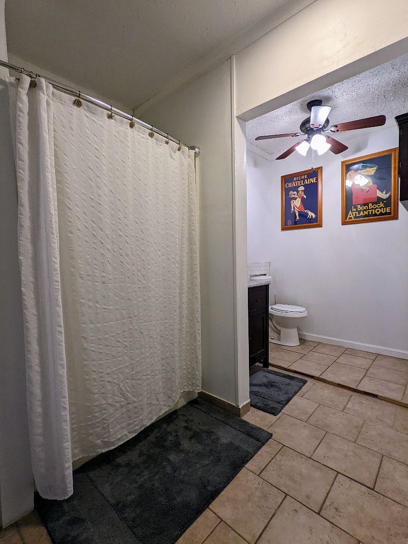 Spacious main bath w/stand up shower. 