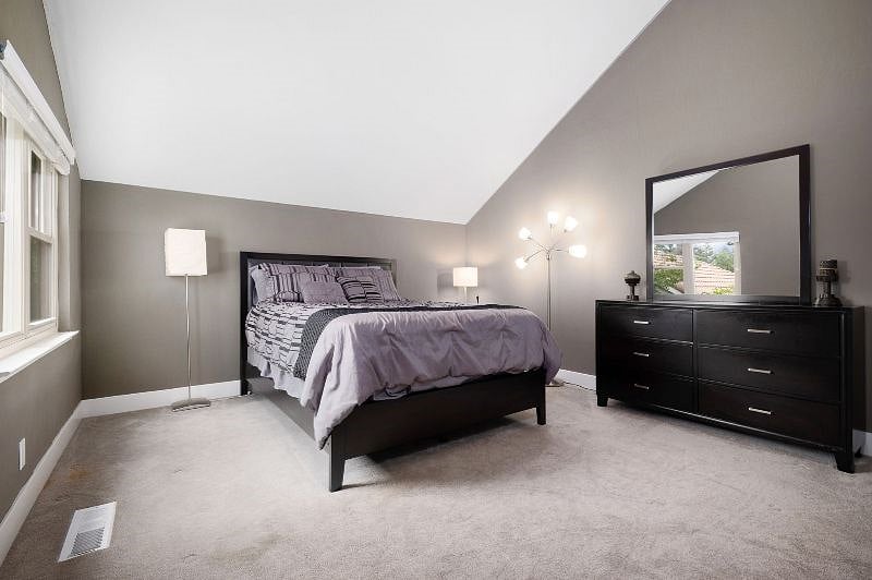 The upstairs master bedroom is a serene retreat featuring a comfortable queen bed, a Smart TV for your entertainment, and shutter blinds to fully blackout the room for restful sleep.
It conveniently connects to an exterior private bathroom with a shower and the second-floor loft workspace, offering the perfect blend of comfort and functionality